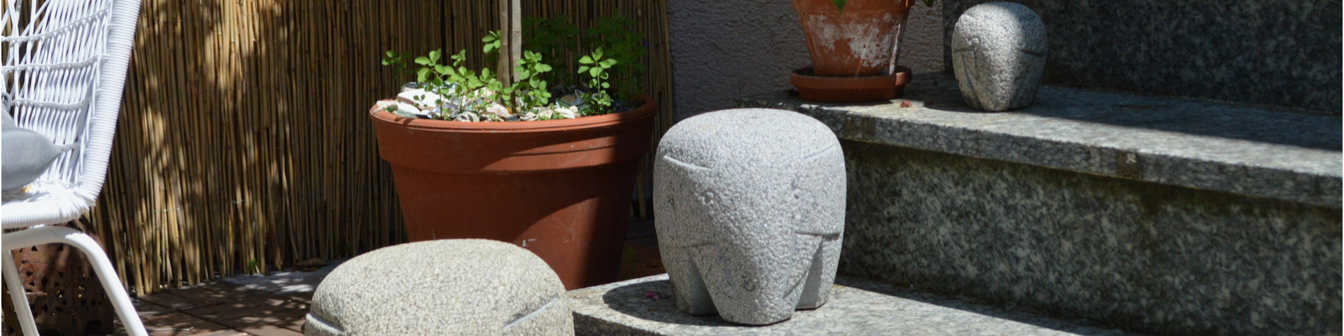 Elefantenfiguren aus Naturstein für Garten, Terrasse und Balkon kaufen