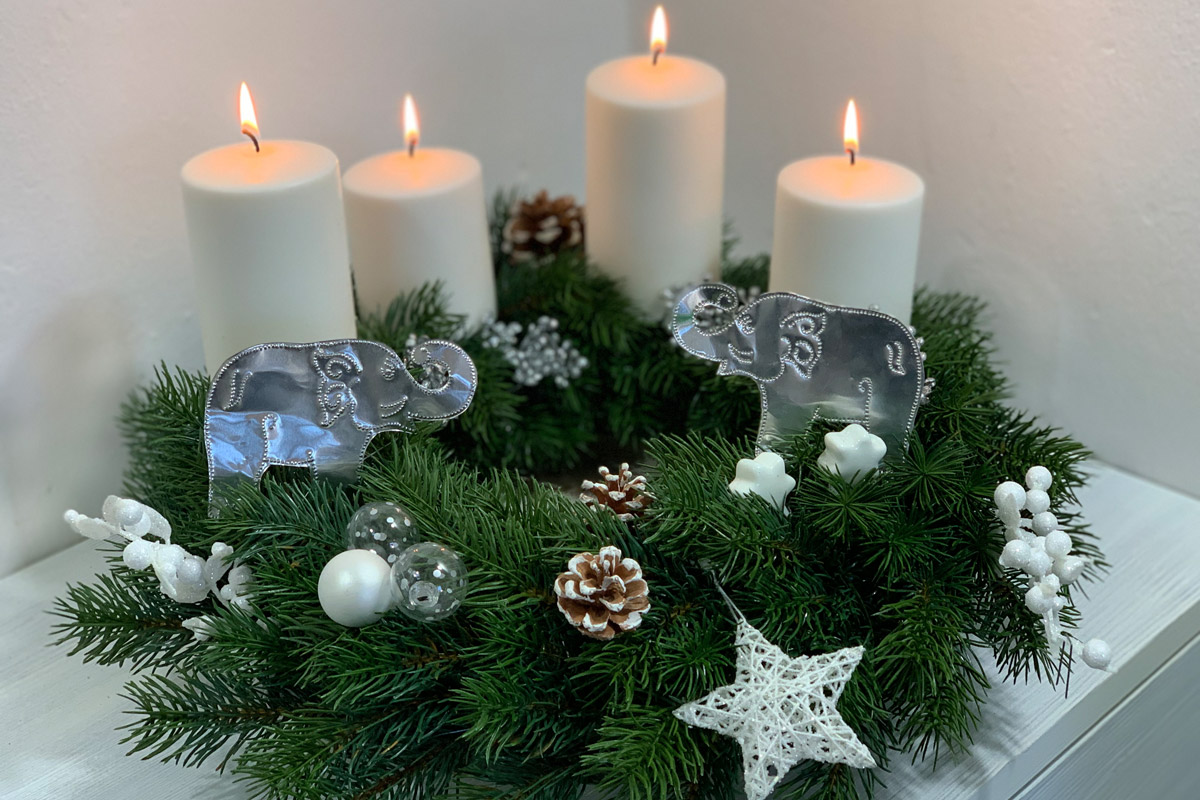 Adventskranz weiss mit Aluelefanten